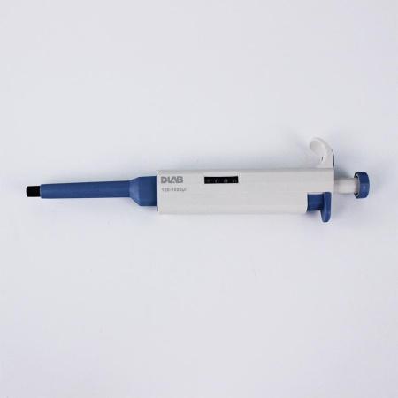 Дозатор (пипетка механическая) 1-кан перем объема DLab, 100-1000 мкл - В наличии