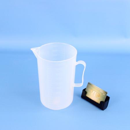 Мензурка (Стакан) с ручкой, 2000 мл, полипропилен