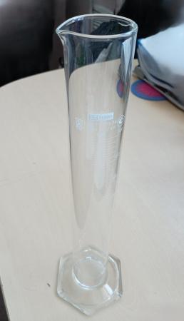 Уценка: Цилиндр мерный 1-500-2, 500 мл, со стеклянным основанием, с носиком, белая шкала, (ГОСТ 1770-74), скол